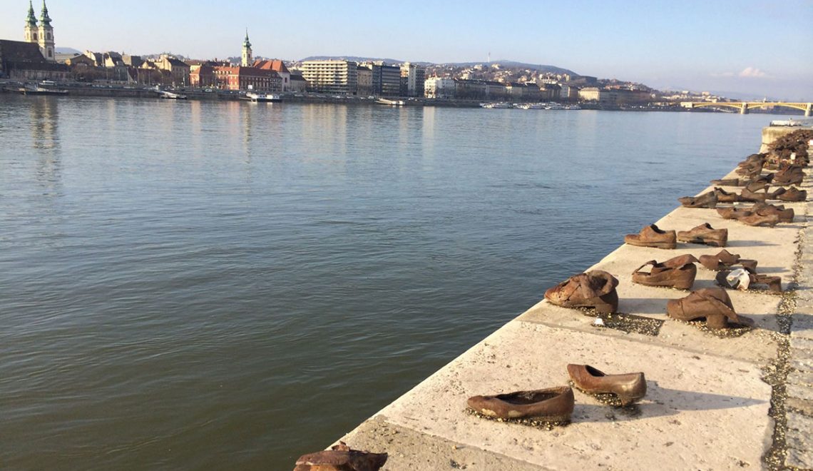 Budapest. Monumento de los zapatos y monte Gellért.